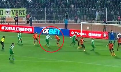 Απίστευτο διαιτητικό «έγκλημα»: Του έβγαλε ΤΕΛΕΙΩΣ τη φανέλα και δεν δόθηκε πέναλτι! (video)