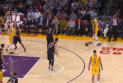 Ο Λεμπρόν άφησε την μπάλα να κυλά και οι αντίπαλοι... κοιτούσαν (video)