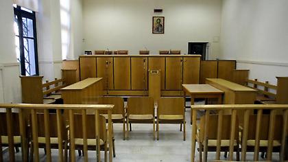 Αναβολή πήρε η δίκη της πολύτεκνης καθαρίστριας με το πλαστό απολυτήριο