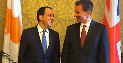 Κυπριακό και Brexit στη συνάντηση Χριστοδουλίδη – Χαντ στο Λονδίνο