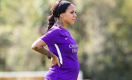 Αμερικανίδα παίκτρια 5,5 μηνών έγκυος συμμετέχει στην προετοιμασία της ομάδας της (pic)