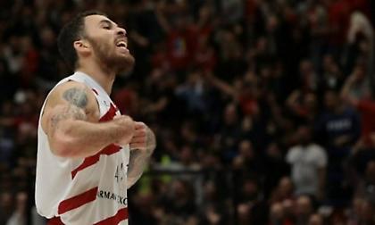 Τζέιμς: «Ρατσιστική η φωτογραφία του Ολυμπιακού»