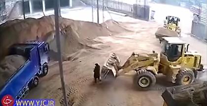 Απρόσεκτος οδηγός έθαψε ζωντανή συνάδελφό του με την μπουλντόζα (video)