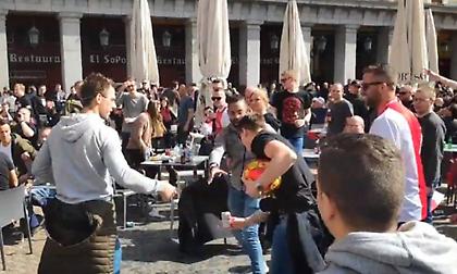 Οπαδός του Άγιαξ σημάδεψε σημαία της Ρεάλ… στον θεό και αποθεώθηκε! (video)