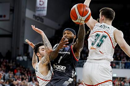 Ισχνό προβάδισμα για Μπάμπεργκ