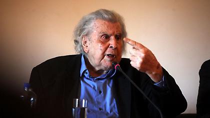 Στο χειρουργείο εκτάκτως ο Μίκης Θεοδωράκης