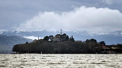 Γιάννενα: Ήρωας αστυνομικός έσωσε νεαρή που είχε πέσει στη λίμνη