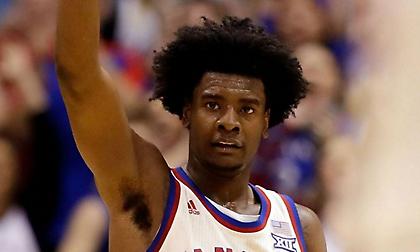 Ο Τζος Τζάκσον έδωσε τα παπούτσια του σε θαυμαστή (video)