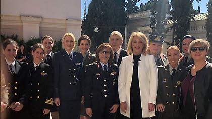 Γέμισε με γυναίκες το Μέγαρο Μαξίμου