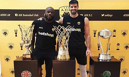 Σάκοτα και Τζέιμς φωτογραφήθηκαν με τις τρεις κούπες