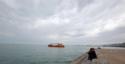 Περαστικός έσωσε 64χρονο που έπεσε στον Θερμαϊκό