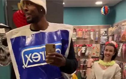 Ο Ντόρσεϊ ντύθηκε extra large προφυλακτικό (pic/video)