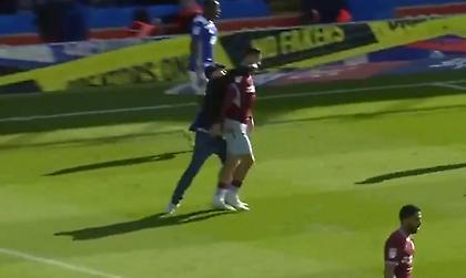 ΑΠΙΣΤΕΥΤΟ:  Οπαδός της Μπέρμιγχαμ έκανε ντου και χτύπησε παίκτη της Βίλα (video)