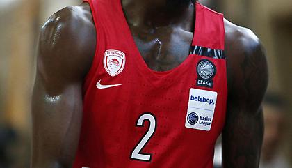 Με πένθος στη φανέλα ο Ολυμπιακός