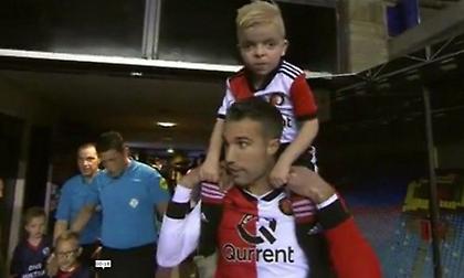 Η υπέροχη κίνηση του Φαν Πέρσι με πιτσιρικά πριν από τη σέντρα! (video)