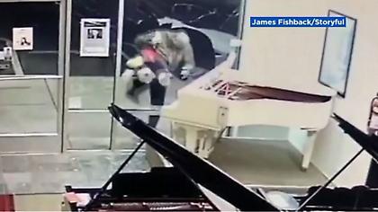 «Πρωτότυπη» ληστεία: Έσπασε βιτρίνα κι άρπαξε λούτρινο Μίκι Μάους!