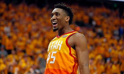 Το φοβερό step-back τρίποντο του Μίτσελ στο Top 10(video)