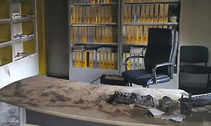 Εμπρηστική επίθεση στο Κέντρο Πρόληψης και εξέτασης «Checkpoint» στο Μοναστηράκι (pics)