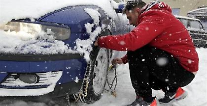 Στερεά Ελλάδα: Δίπλωσε νταλίκα κι εγκλωβίστηκαν ΙΧ λόγω χιονοθύελλας(video)