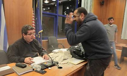Δήμος Αχαρνών: Επεισόδια στο δημοτικό συμβούλιο - «Ντου» αγανακτισμένων με… μπάζα (pics/video)
