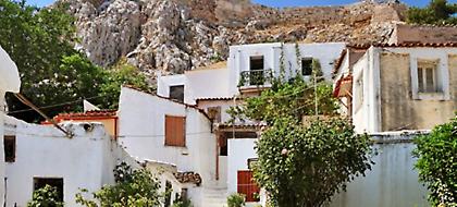 SOS εκπέμπουν 83 κάτοικοι στα Αναφιώτικα: Γλιτώστε μας από αυτούς που κάνουν παρκούρ στις σκεπές μας