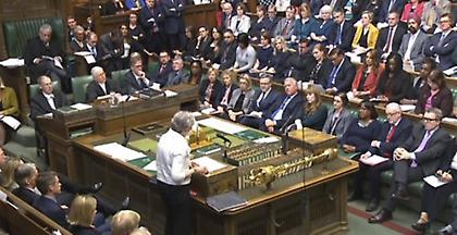 Οι Βρετανοί βουλευτές απέρριψαν ένα Brexit χωρίς συμφωνία