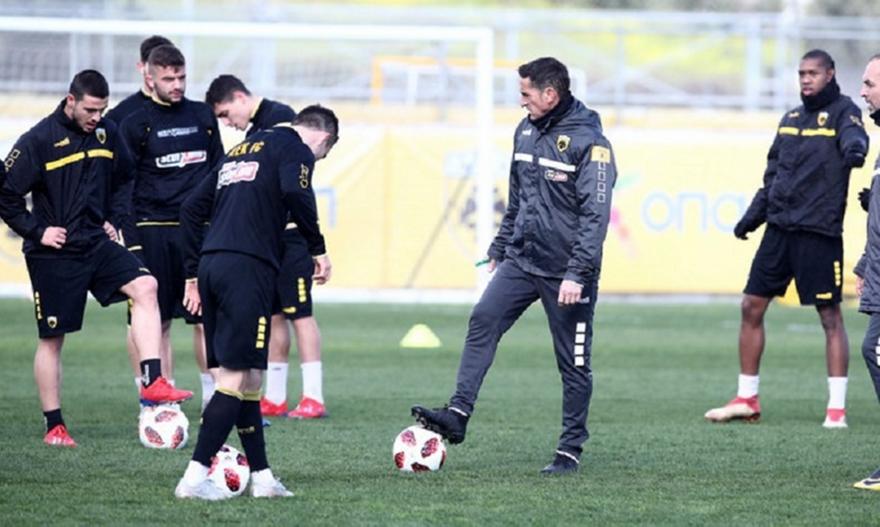 Μπήκε ο Μπακάκης, παραμένει στα... πιτς o Mάνταλος