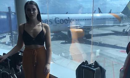 «Σκεπάσου αλλιώς κατέβα από το αεροπλάνο» είπε εταιρεία σε νεαρή επιβάτιδα!