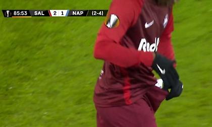 Πήρε χαρτάκι με εντολές από τον προπονητή και το έκρυψε στο… εσώρουχό του! (video)