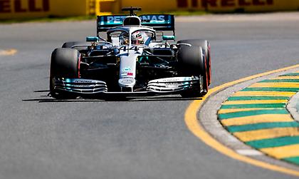 Ξεχώρισε ο Χάμιλτον στα πρώτα ελεύθερα δοκιμαστικά, κρυφά χαρτιά από Ferrari