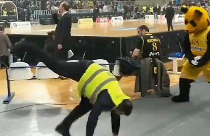 Η απίθανη χορευτική μονομαχία της μασκότ της ΑΕΚ με σεκιούριτι (video)
