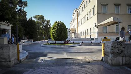 Μπήκε στη Βουλή ως επισκέπτης και κατέληξε στον εισαγγελέα