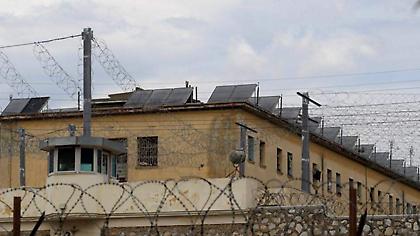 Σωφρονιστικοί υπάλληλοι: Η κυβέρνηση εφαρμόζει την «πολιτική της κορδέλας» στις φυλακές