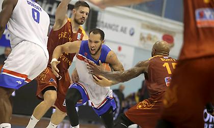 Τα φώτα στις μάχες για τη σωτηρία