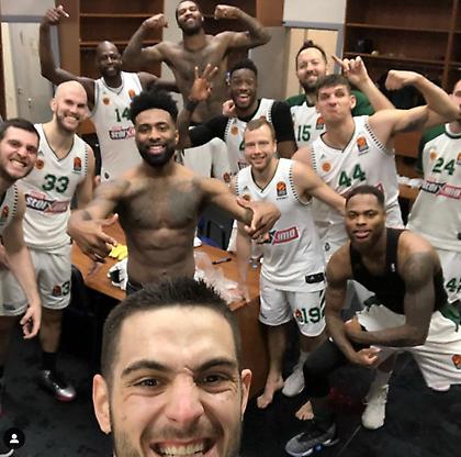 Η πανηγυρική selfie στα αποδυτήρια και το μήνυμα του Παπαπέτρου