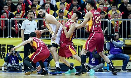 Με το… αριστερό ο Μπουρούσης στα playoffs της Κίνας!