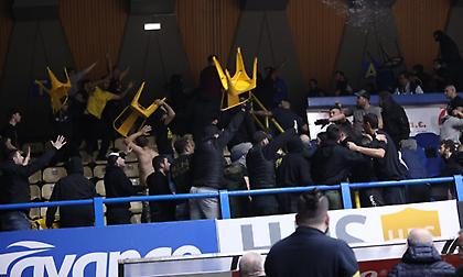 Ξύλο μεταξύ οπαδών στο κλειστό του Περιστερίου! (pics)