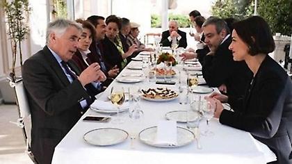 Το τραπέζι του Αλέξη Τσίπρα στους υποψήφιους ευρωβουλευτές στο Μαξίμου