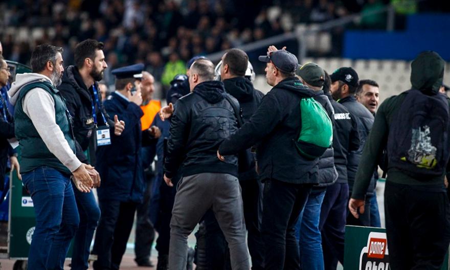 Ντου οπαδών και επίθεση στον πάγκο του Ολυμπιακού (pics/video)