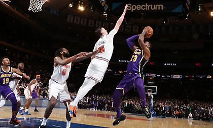 Τάπα του Χεζόνια στον Λεμπρόν και «τέζα» οι Λέικερς από τους Νικς!