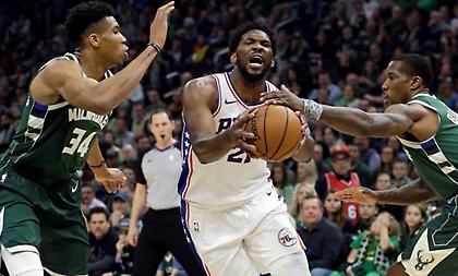 Μυθική εμφάνιση Αντετοκούνμπο, αλλά ήττα από τους Σίξερς