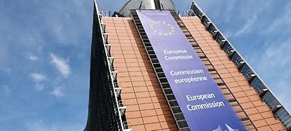 Σε μείωση του αφορολόγητου επιμένει η Κομισιόν