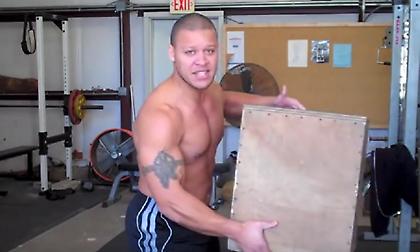 Μια περίεργη άσκηση που ενεργοποιεί τους κοιλιακούς σας!