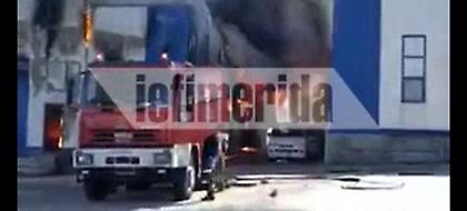 Μεγάλη πυρκαγιά σε αποθήκη χαρτικών στην Παιανία -Οι καπνοί φαίνονται από την Αθήνα (pics/video)