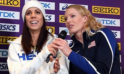 Η παγκόσμια πρωταθλήτρια του επί κοντώ κάνει μονόζυγο με φίδι στον λαιμό (video)