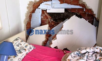 Έπεσε βράχος σε σπίτι στη Νάξο – Σώθηκε από θαύμα η ένοικος