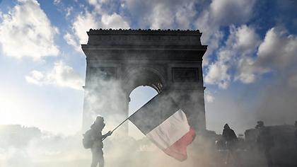 Τριγμοί από τα «κίτρινα γιλέκα» στη Γαλλία: Απολύθηκε ο αρχηγός της αστυνομίας στο Παρίσι