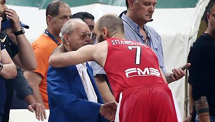 Στιγμές Θανάση: Το φιλί στον Σπανούλη, το «πέσιμο» στον Αγγελόπουλο (video)