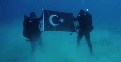 Τούρκοι δύτες φωτογραφίζονται με την τουρκική σημαία στο βυθό της Σούδας
