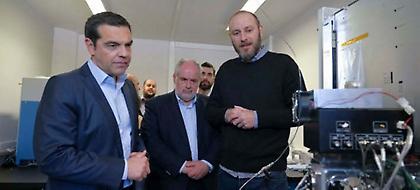 Γκάφα Τσίπρα: Μπέρδεψε το υδρογόνο με το... ήλιο -Μιλώντας με επιστήμονες (video)